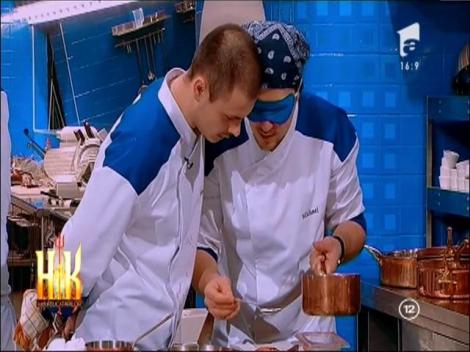 Provocare de zile mari! Concurenţilor li se cere să monteze farfurii, legaţi fiind la ochi!