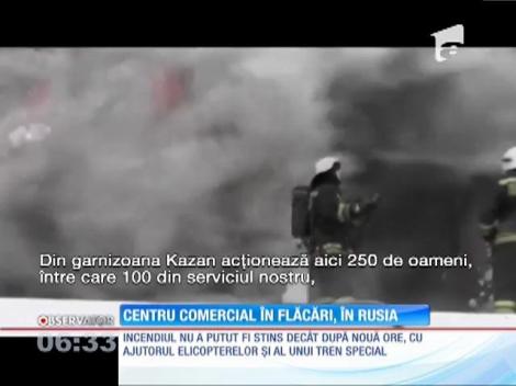 Un uriaş incendiu a distrus un centru comercial din Kazan