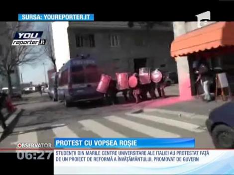Studenţii italieni au aruncat cu vopsea în polițiști, în semn de protest faţă de un proiect de reformă a învăţământului