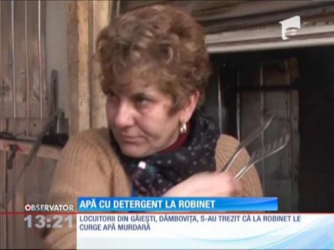 Apă cu detergent la robinet