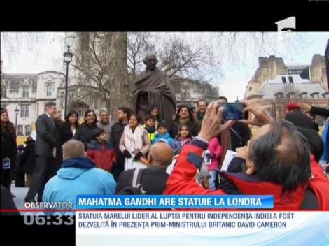Mahatma Gandhi are statuie la Londra