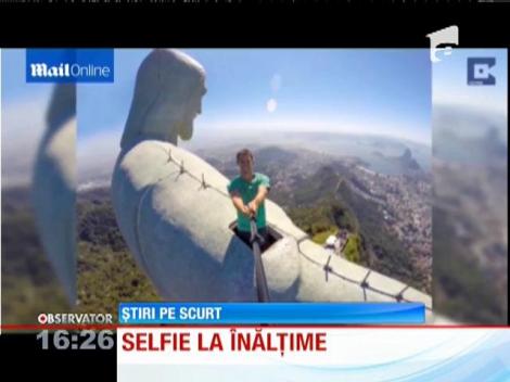 Selfie de pe braţul celebrei statui Iisus din Rio