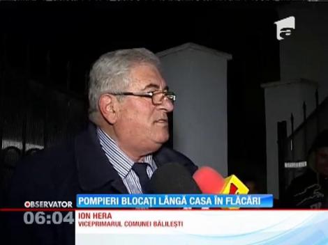 O casă se putea face scrum aseară, după ce maşina pompierilor a rămas împotmolită în noroi