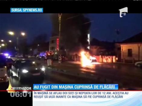 Maşină cuprinsă de flăcări în Bucureşti! Doi adulţi şi un copil se aflau în autoturism