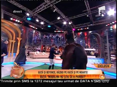 Intrare triumfală a lui Nicolae Guţă! Regele manelelor, călare pe armăsar!