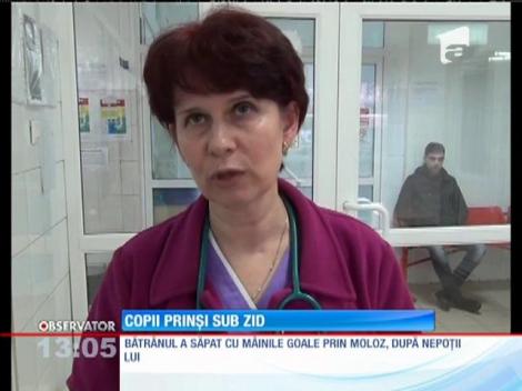 Copii prinşi sub zid