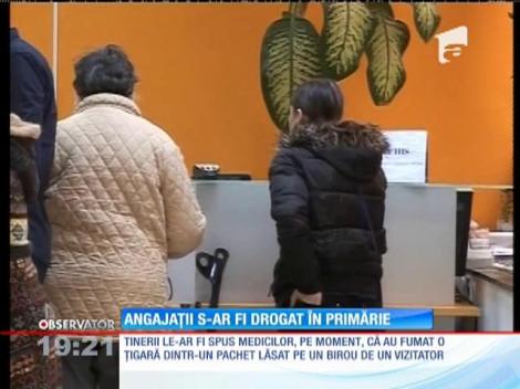 Doi angajaţi de la Direcţia Fiscală s-ar fi drogat în primărie!