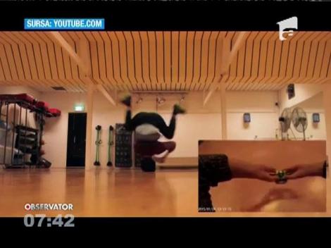 Cub Rubik, rezolvat în timp ce se învârtea în cap