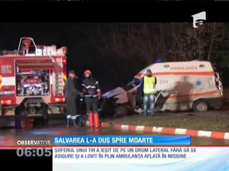 O ambulanţă care ducea la spital o fetiţă în stare gravă a fost spulberată de un de TIR