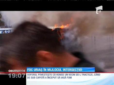 Foc uriaș în mijlocul intersecției