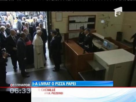 Papa Francisc a primit o pizza, chiar în timp ce papamobilul era în mers