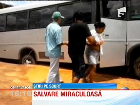Brazilia: Pasagerii dintr-un autobuz au fost salvați înainte ca acesta să fie luat de viitură