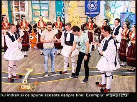Răzvan Simion şi Dani Oţil, aşa cum nu i-ai mai văzut! Cei doi matinali învaţă să danseze greceşte