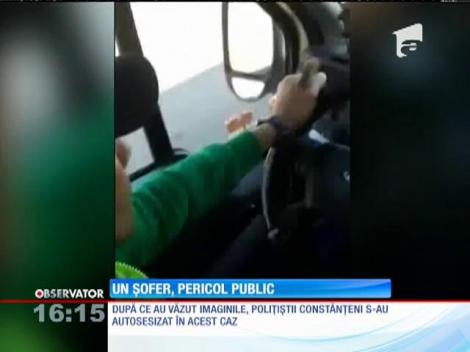 Un şofer de maxi taxi din Constanţa, surprins în timp ce se juca pe telefonul mobil