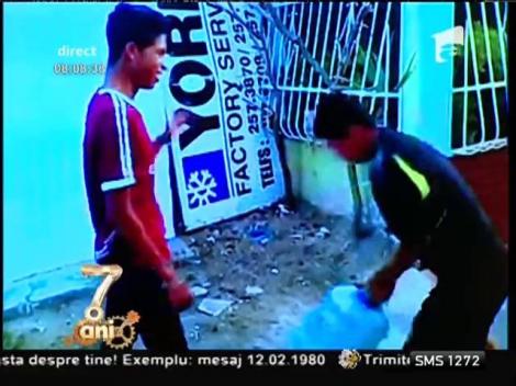 Smiley News: Jocul ”piatră, foarfecă, hârtie” și bidonul de plastic