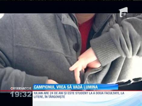 Trăieşte într-o lume fără lumină şi totuşi priveşte viaţa cu optimism şi curaj