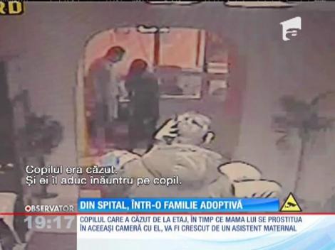 Update! Un băiețel de 7 ani a căzut de la etajul 3 în timp ce mama lui se prostitua!