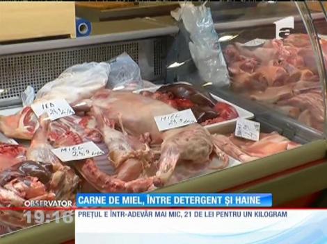 Şocant! Carne de miel vândută printre detergenţi şi mâncare de pisici