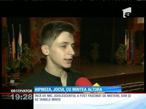 Obţine orice îşi doreşte de la oamenii din jurul lui prin hipnoză