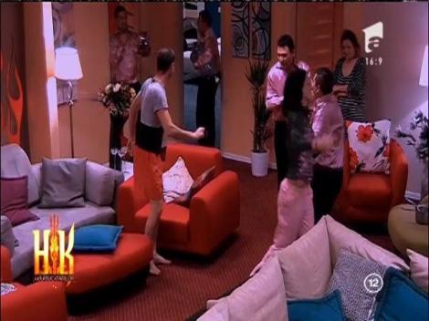 Deșteptare cu acorduri țigănești! Concurenții sunt treziți de invitați SURPRIZĂ!