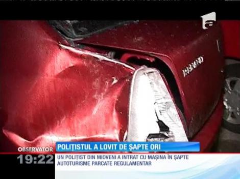 Polițistul a lovit de șapte ori