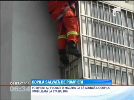 China: O fetiţă a fost salvată de pompieri de pe marginea unui balcon