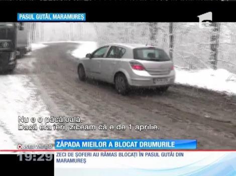 Zăpada mieilor a blocat drumurile