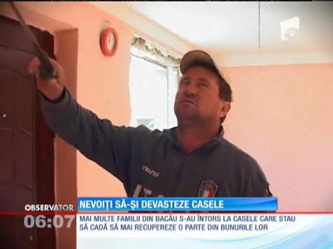 Oamenii din Răcăciuni s-au întors în casele distruse de alunecările de teren