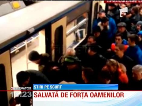 Salvare emoționantă la metrou