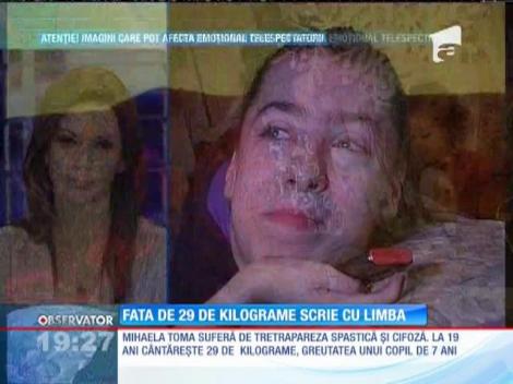 Fată de 29 de kilograme scrie cu limba