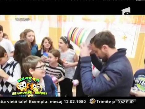 Campania "cioc-cioc!" Răzvan și Dani au pornit să ureze ”Sărbători fericite!”