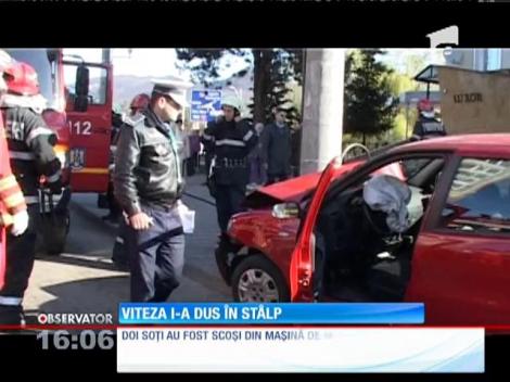 Doi soţi din Baia Mare au intrat cu masina într-un stâlp de iluminat public