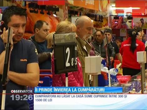 Înainte să meargă la slujba de Înviere, românii au făcut coadă în magazine