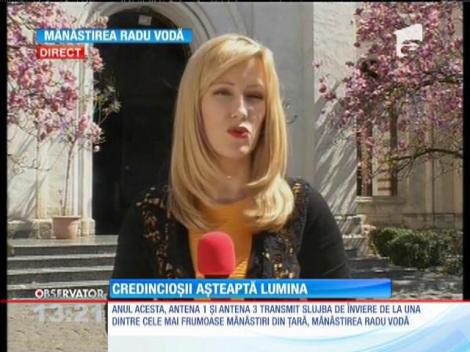 Credincioșii așteaptă Sfânta Lumină