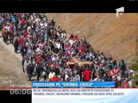 10 kilometri pe munte, în procesiunea "Drumul Crucii"