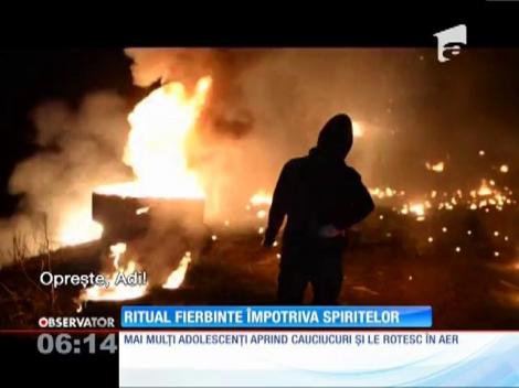 Cauciucuri în flăcări, ritual fierbinte împotriva spiritelor