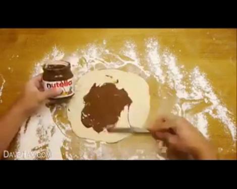 Reţetă VIDEO: Cum să pregăteşti cel mai bun desert în mai puţin de zece minute, cu şapte ingrediente banale! Rezultatul e WOW