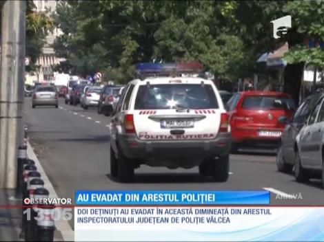 Doi deţinuţi au evadat din arestul poliției