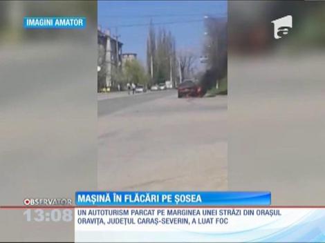 Mașină în flăcări pe șosea