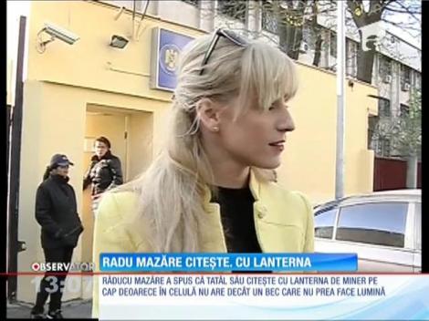 Radu Mazăre citeşte cu laterna