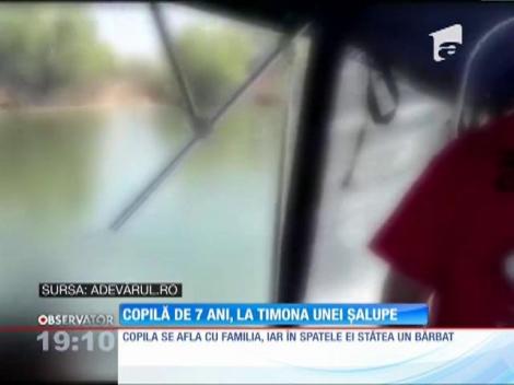 Fetița unui milionar din Delta Dunării, filmată în timp ce conducea o şalupă