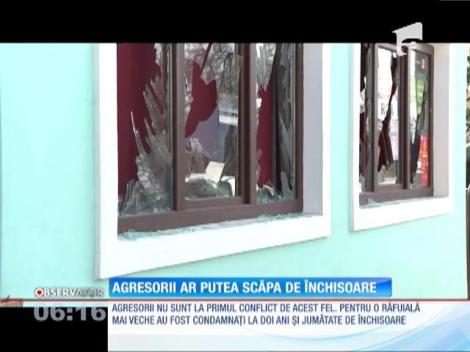 Bătăuşii din Suceava care au atacat sălbatic într-un bar, cercetaţi în libertate