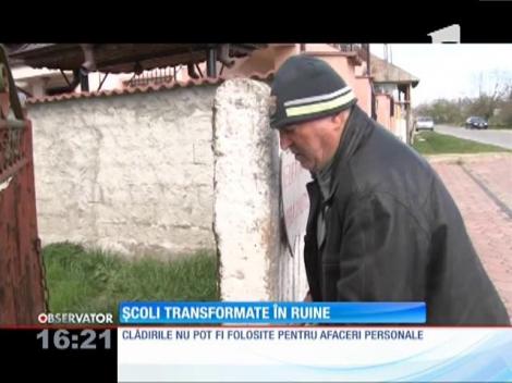 Școli transformate în ruine
