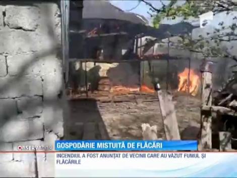 Casa unor bătrâni din Mehedinţi a fost mistuită de flăcări