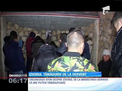 Credincioşii s-au adunat la Izvorul Tămăduirii de la Dervent