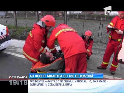 Au supravieţuit miraculos după ce au intrat cu 180 de kilometri la oră într-un stâlp