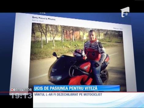 Pasiune ucigaşă! Rafalele de vânt l-au împins cu motocicleta sub roţile unei dube!
