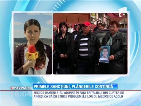 Protest în faţa spitalului din Curtea de Argeş, unde a murit băieţelul de şapte ani