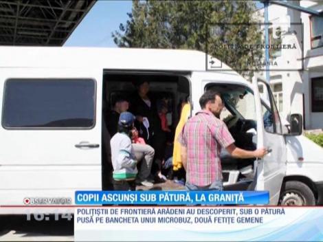 Două fetiţe de şapte luni au fost descoperite la graniţă de poliţiştii de frontieră într-un microbuz, ascunse sub o pătură