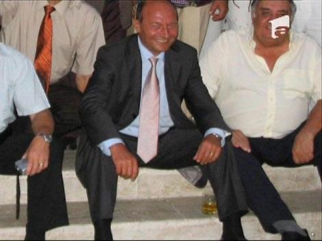 Mircea Badea: "Traian Băsescu stă în şpagat şi ascunde paharul după picior"